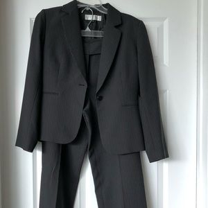 Tahari women’s pant suit